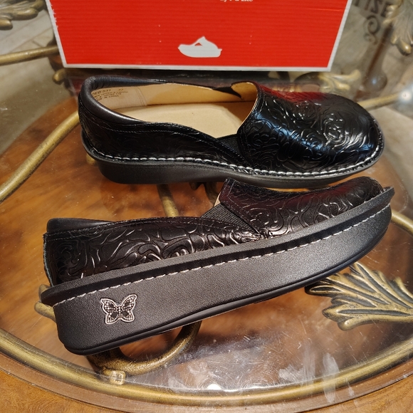 Alegria Womens Debra Leather Professional Nursing Clog - Black Embossed Rose - Picture 8 of 14